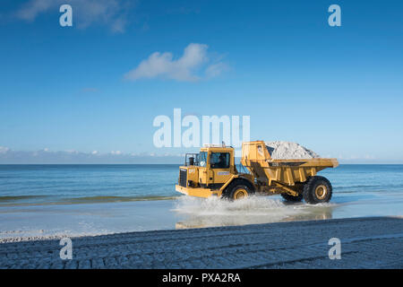 Redington Beach, comté de Pinellas, Floride, USA., vendredi, 19 octobre, 2018, la régénération des plages, la distribution de la nouvelle, le sable sur la plage, l'Estran Banque D'Images