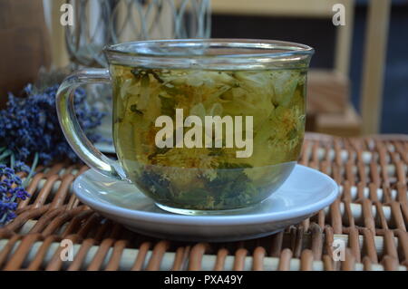 Tisane spécial avec des pétales de fleurs dans une tasse transparente Banque D'Images