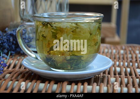 Tisane spécial avec des pétales de fleurs dans une tasse transparente Banque D'Images