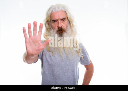 Portrait d'homme barbu senior en colère montrant main stop sign Banque D'Images