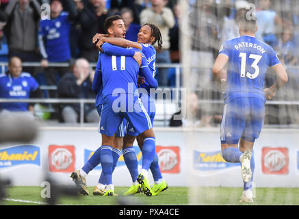 La ville de Cardiff Josh Murphy (centre) célèbre marquant son but premier du côté du jeu avec ses coéquipiers au cours de la Premier League match au Cardiff City Stadium. Banque D'Images