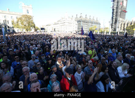 Anti-Brexit participants se réunissent à la place du Parlement, Londres, après le vote du peuple de mars pour l'avenir de Londres, une marche et un rassemblement à l'appui d'un deuxième référendum de l'Union européenne. Banque D'Images