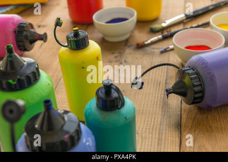 Accessoires de peinture sur une table. Utilisé pinceaux et couleurs. Banque D'Images