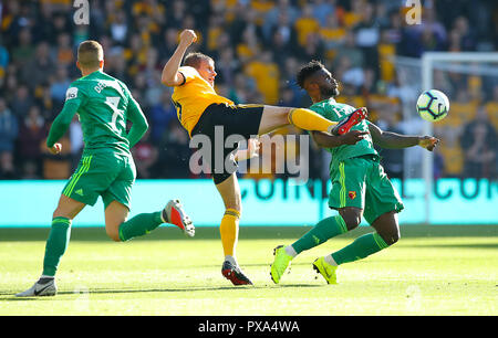 Ryan Bennett des Wolverhampton Wanderers (à gauche) et Watford's Isaac succès bataille pour la balle au cours de la Premier League match à Molineux, Wolverhampton. Banque D'Images