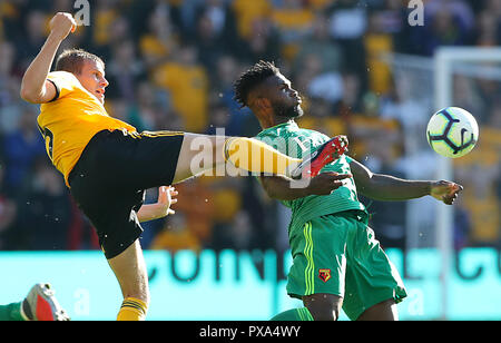 Ryan Bennett des Wolverhampton Wanderers (à gauche) et Watford's Isaac succès bataille pour la balle au cours de la Premier League match à Molineux, Wolverhampton. Banque D'Images