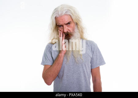 Studio shot of senior homme barbu à la main avec colère sur fac Banque D'Images