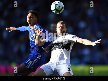 La ville de Cardiff Josh Murphy (à gauche) et la chambre de Calum Fulham bataille pour la balle au cours de la Premier League match à la Cardiff City Stadium. Banque D'Images