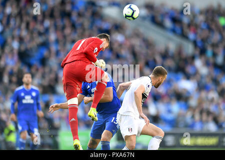 Fulham gardien Marcus Bettinelli (à gauche) en action contre Cardiff City's Callum Paterson (centre) au cours de la Premier League match au Cardiff City Stadium. Banque D'Images