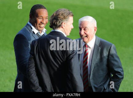 BT Sport experts Paul Ince (à gauche) et Steve McManaman (centre) avec l'ancien joueur et manager de Liverpool Roy Evans avant le premier match de championnat à la John Smith's Stadium, Huddersfield. Banque D'Images