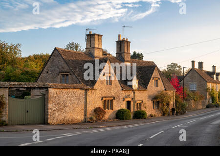 Cottages en pierre de Cotswold tôt le matin de l'automne la lumière du soleil. Houle inférieure, Cotswolds, Gloucestershire, Angleterre Banque D'Images