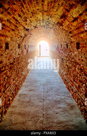 Tunnel de briques anciennes avec lumière du jour dans la fin Banque D'Images