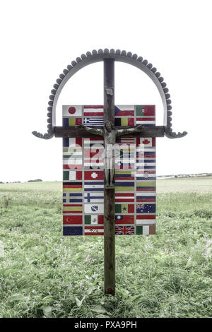 Jésus sur la croix avec les drapeaux, le sud de la Moravie, Cheb Okres Znojmo, République tchèque, Vranov Banque D'Images