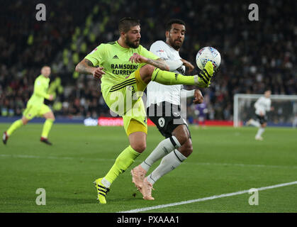 Derby County's Tom Huddlestone (droite) et Sheffield United's Kieron Freeman bataille pour le ballon pendant le match de championnat à Sky Bet, Derby Pride Park. Banque D'Images