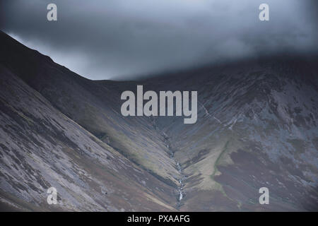 Météo Uk.sombre, les nuages bas sur la crête de montagne dans la région de Cumbria, North West England.paysage spectaculaire scène et des conditions climatiques extrêmes.le brouillard dans les montagnes. Banque D'Images