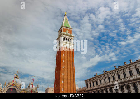 Le Campanile de Saint-marc est le clocher de la Basilique St Marc à Venise, Italie Situé dans la Piazza San Marco. Banque D'Images