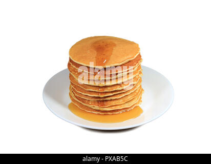 Pile de crêpes fraîches faite avec du sirop servi sur plaque blanche isolé sur fond blanc avec de l'espace libre pour le texte et la conception Banque D'Images