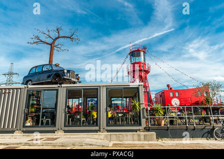 Londres, Royaume-Uni - Octobre 07, 2018 : Trinity Buoy Wharf à Tamise et Bow Creek, Leamouth. Accueil à la London's seul phare, containe Banque D'Images