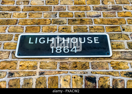 Londres, Royaume-Uni - Octobre 07, 2018 : Trinity Buoy Wharf à Tamise et Bow Creek, Leamouth. Accueil à la London's seul phare, containe Banque D'Images