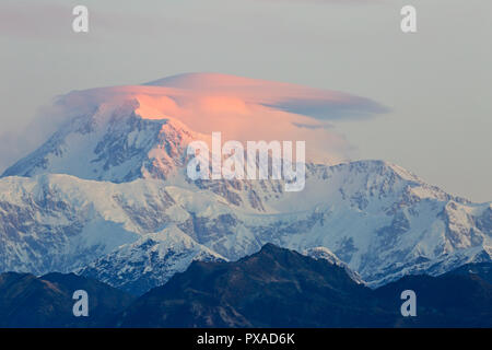 Vue du mont McKinley montrant le haut couvert de neige dans le Parc National Denali Alaska USA Banque D'Images