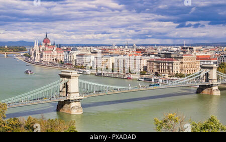 Paysage urbain panoramique de Budapest avec le Pont des Chaînes sur le Danube et le Parlement hongrois de Pest, Ville de la Hongrie, à l'automne. Banque D'Images