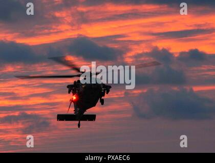 181017-N-HG389-0088 OCÉAN ATLANTIQUE (oct. 17, 2018) Un MH-60S Sea Hawk, affecté à la "mer d'Hélicoptère chargeurs" Escadron de Combat (HSC), approches 26 l'envol du quai de transport amphibie USS Arlington (LPD 24) pendant la grève de l'opérateur Group (CSG) 4 unité de formation composite (exercice COMPTUEX). COMPTUEX est le dernier exercice de pré-déploiement qui certifie l'ensemble groupe amphibie Kearsarge (ARG) et la 22e Marine Expeditionary Unit (MEU) capacité à mener des opérations militaires en mer et à terre par la puissance du projet la planification conjointe et l'exécution de c Banque D'Images