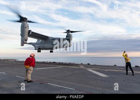 181014-N-WH681-0103 OCÉAN ATLANTIQUE (oct. 14, 2018) l'aviation en chef Maître de Manœuvre (manutention) Johny Payano, gauche, observe que l'Aviation maître de Manœuvre (manutention) 2e classe Jamel Agee dirige un MV-22 Osprey, attaché à l'inclinaison moyenne marines de l'Escadron 264 de rotor, de décoller depuis la cabine de pilotage du Wasp-classe d'assaut amphibie USS Kearsarge LHD (3) pendant la grève de l'opérateur Group (CSG) 4 unité de formation composite (exercice COMPTUEX). COMPTUEX est le dernier exercice de pré-déploiement qui certifie l'ensemble groupe amphibie Kearsarge et 22e Marine Expeditionary Unit ses capacités d'co Banque D'Images