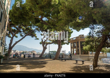 Gênes, une ville portuaire dans la région de Ligurie. Vu de viewpoint Spianata Castelletto, accessibles par l'ascenseur à droite ou par des escaliers. Banque D'Images