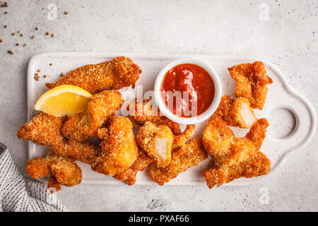 Poulet frit avec de la sauce tomate sur un tableau blanc, copie de l'espace. Banque D'Images