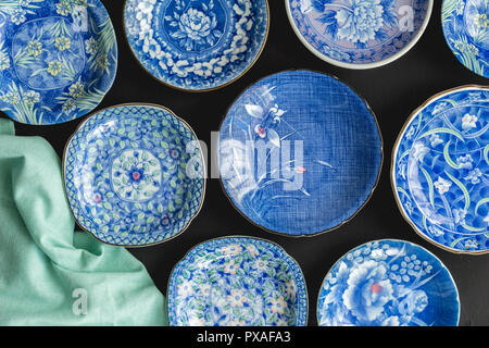 Le bleu et blanc plaques japonais sur fond noir - Top View Photo de collection de plaques en céramique Banque D'Images