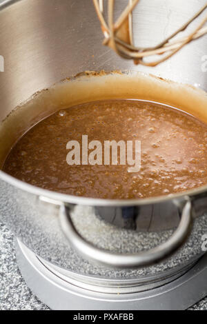 La pâte à gâteau au chocolat dans le bol mélangeur sur table de cuisine close up Banque D'Images