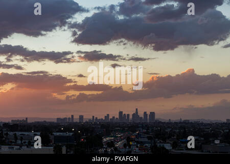 Silhouette du centre-ville de Los Angeles au coucher du soleil sur un soir d'automne orageux, en Californie, USA. Banque D'Images