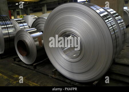 Voir la fiche de produits finis en aluminium en rouleaux d'une usine de production de produits semi-finis. Banque D'Images