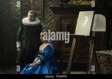 DATE DE SORTIE : septembre 1, 2017 Title : Tulip Fever STUDIO : Weinstein Company Réalisateur : Justin Chadwick PLOT : Un artiste tombe pour une jeune femme mariée pendant qu'il est commandé de peindre son portrait au cours de la manie des tulipes d'Amsterdam du 17 è siècle avec : Judi Dench, Alicia Vikander, Dane DeHaan, Jack O'Connell. (Crédit : © Weinstein Company/photos) Banque D'Images