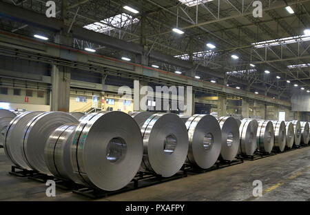 Voir la fiche de produits finis en aluminium en rouleaux d'une usine de production de produits semi-finis. Banque D'Images