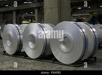 Voir la fiche de produits finis en aluminium en rouleaux d'une usine de production de produits semi-finis. Banque D'Images