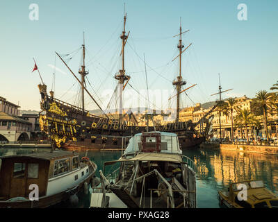 'Le Neptune' une réplique d'une 17ème siècle navire les galions espagnols à Porto Antico (vieux port), Gênes, ligurie, italie. Banque D'Images