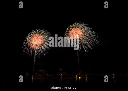 Explosions de fusées d'artifice géant dans la nuit Banque D'Images