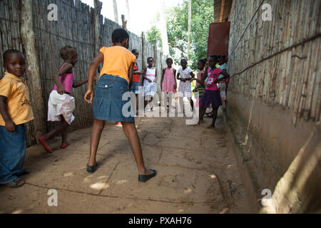 Une série d'images du Mozambique d'aider la construction d'une église à Xai Xai Banque D'Images