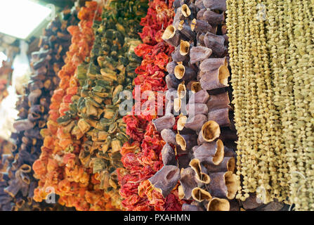 Les aubergines, poivrons, tomates et autres légumes secs accroché sur une chaîne au bazar égyptien ou marché aux épices à Istanbul, Turquie Banque D'Images