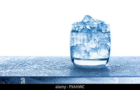L'eau avec des cubes de glace concassée en verre sur fond blanc Banque D'Images
