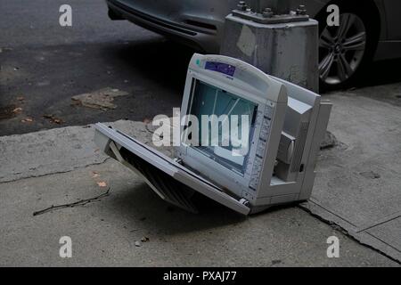 Une photocopieuse expose sur le trottoir Banque D'Images