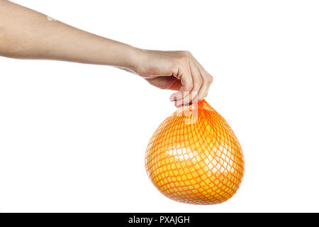 Un grand agrumes. Un pomelo dans une grille tenir dans une main, isolé sur un fond blanc. clipping path Banque D'Images