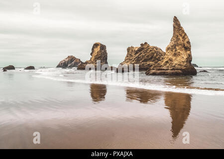 Des affleurements rocheux ou des piles de la mer le long des rives de la plage de Bandon, côte du Pacifique Nord-Ouest, Oregon, USA. Banque D'Images