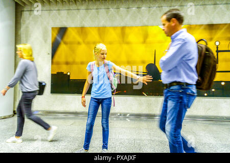 Palma, les gens passant dans le couloir, l'aéroport de marche Palma de Majorque Aéroport, Espagne Banque D'Images