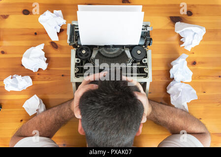 Le bloc de l'auteur. Machine à écrire et du papier chiffonné sur un bureau. Processus créatif concept Banque D'Images