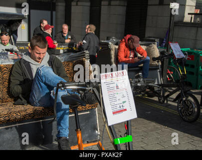 Les tarifs pour Londres rickshaw riders en attente d'embaucher à l'extérieur des maisons du Parlement, Londres, UK Banque D'Images