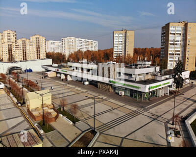 Moscou, Russie - le 20 octobre. En 2018. Vol au dessus de la ploshchad Yunosti à Zelenograd Banque D'Images