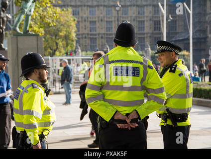 Police (Bobbies) patrouillant dans Parliament Square, Westminster, London, UK Banque D'Images