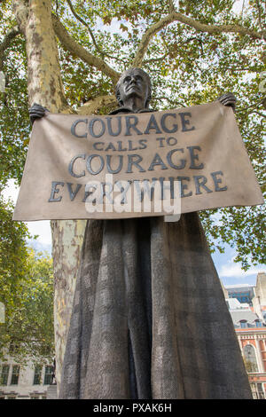 Les appels à 'Courage courage partout' - Gillian Wearing's statue en bronze de Millicent Fawcett dans Parliament Square, London, England, UK Banque D'Images