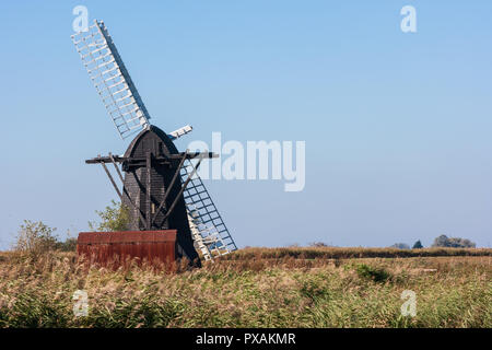 L'usine Herringfleet ou Walker's Mill est une classe II* énumérés smock mill à Herringfleet, Suffolk, Angleterre, en mauvais état avec deux voiles retirées Banque D'Images